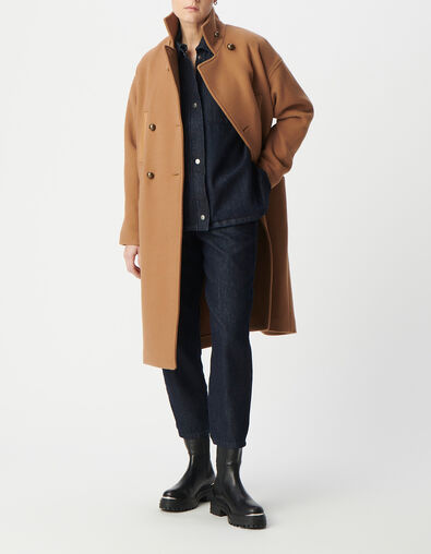 Chaquet&oacute;n largo de mujer en camel con detalles de nailon pespunteado - IKKS