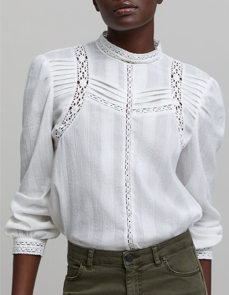 Blouse blanc cass&eacute; d&eacute;tails plis et dentelle Femme-2