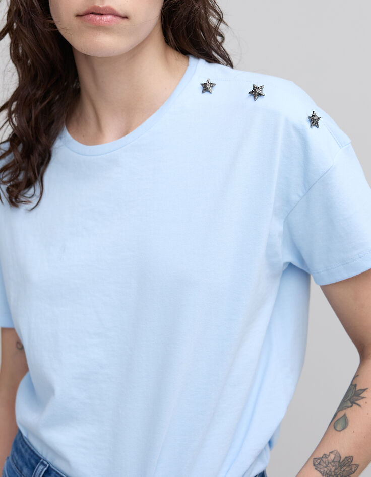 Camiseta mujer celeste con joya en el hombro-3