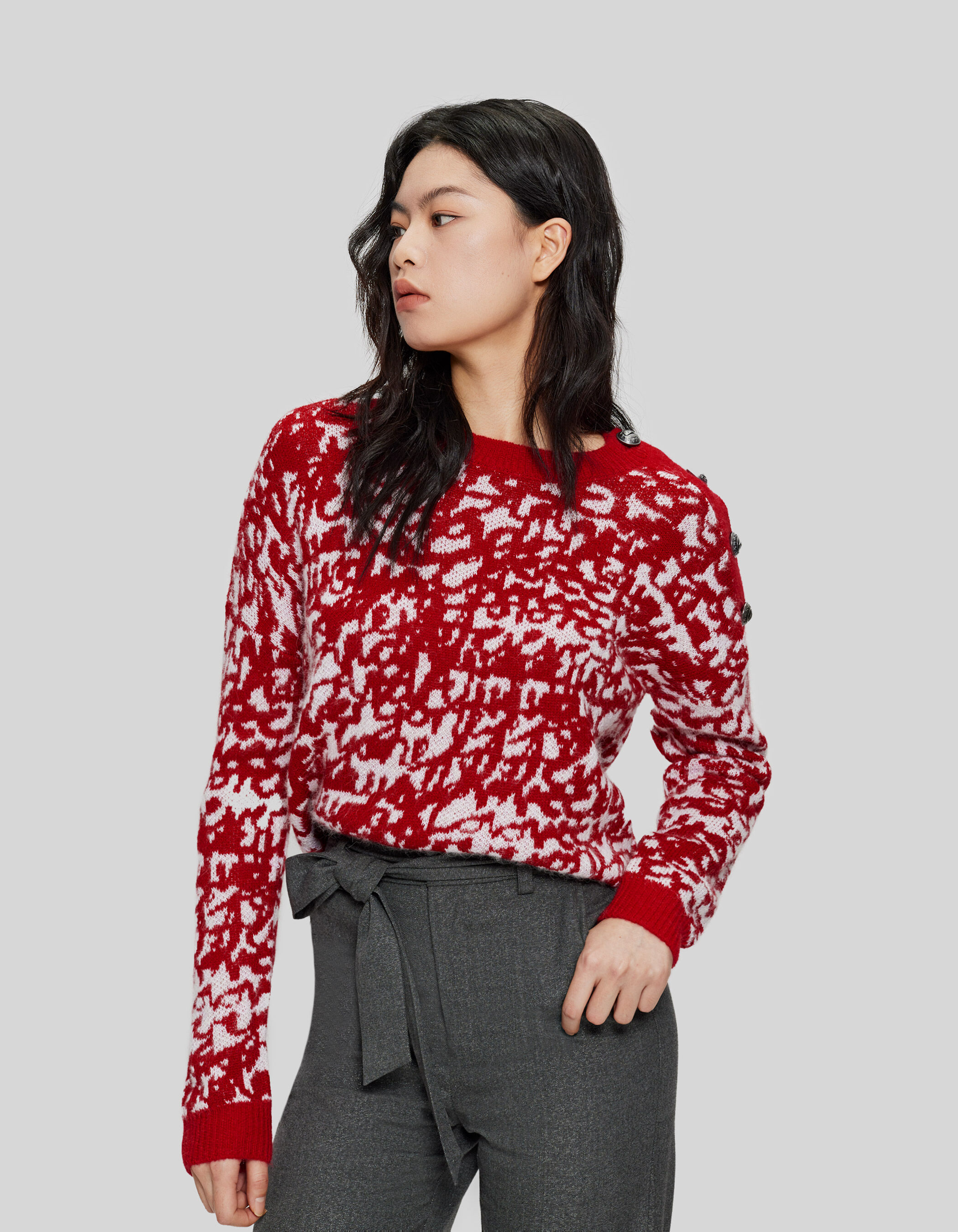 Women s red jacquard knit sweater with tag motif