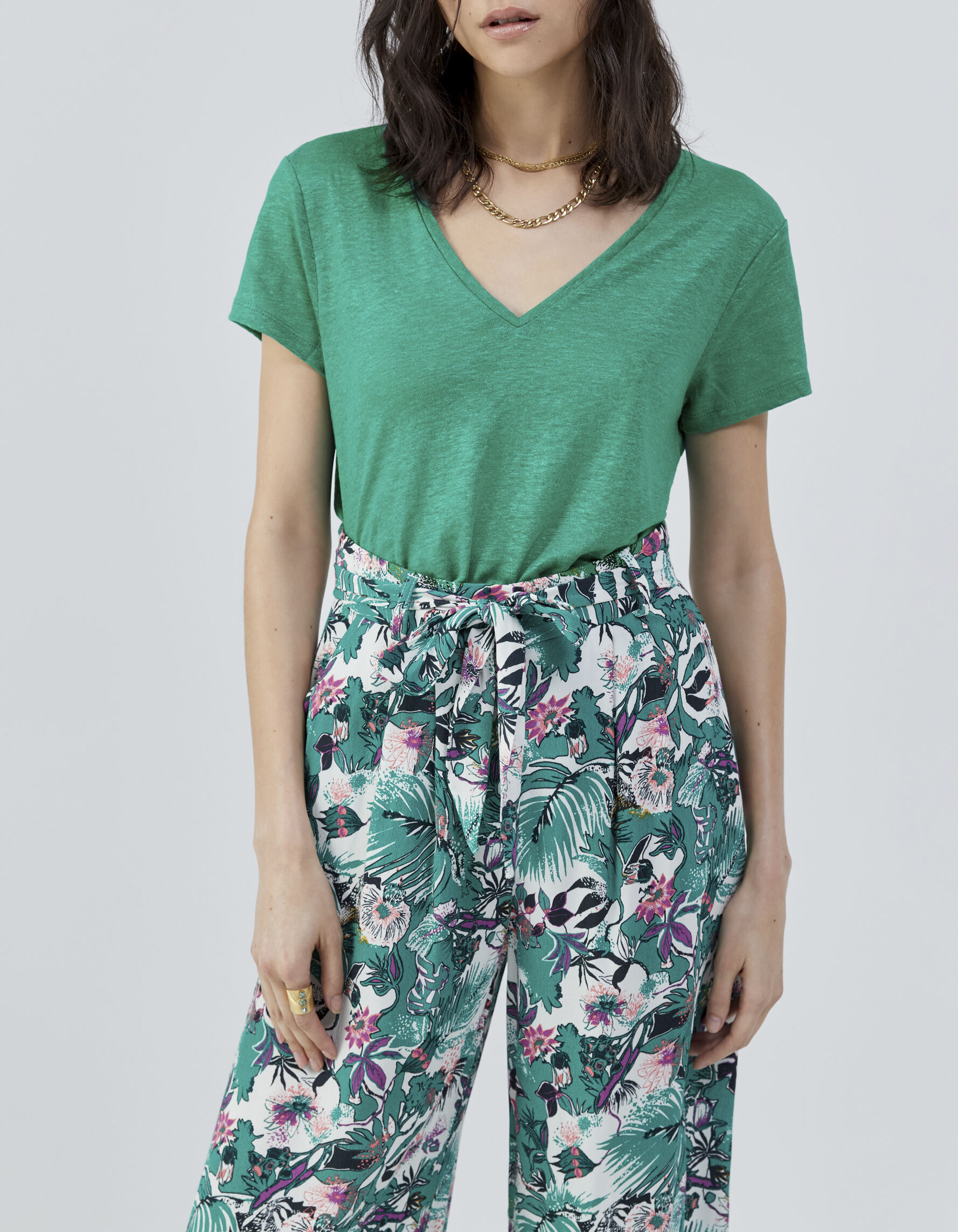 Camiseta verde cuello V punto lino irisado mujer