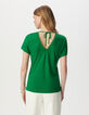 Camiseta verde cuello V delante y detrás-3