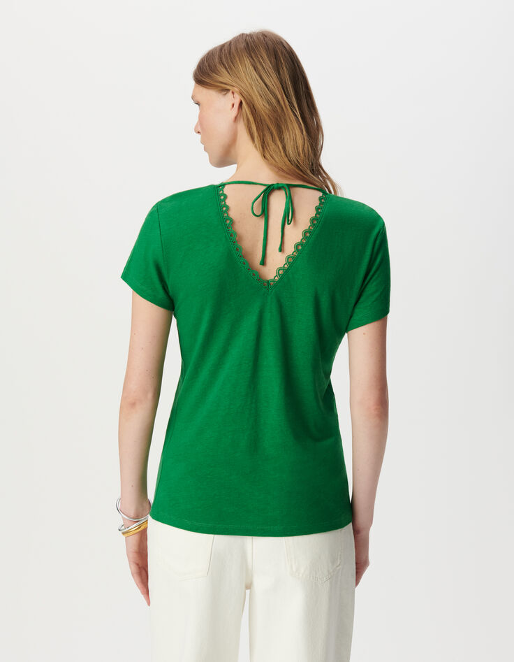 Camiseta verde cuello V delante y detrás-3