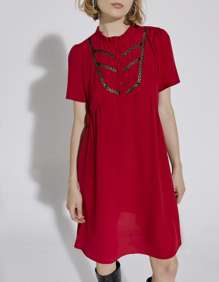 Robe courte rouge plastron dentelle et col victorien femme-1