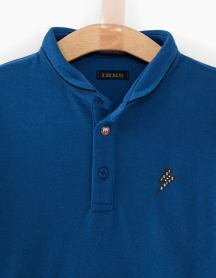 Polo azul oscuro print bandera detrás niño -3