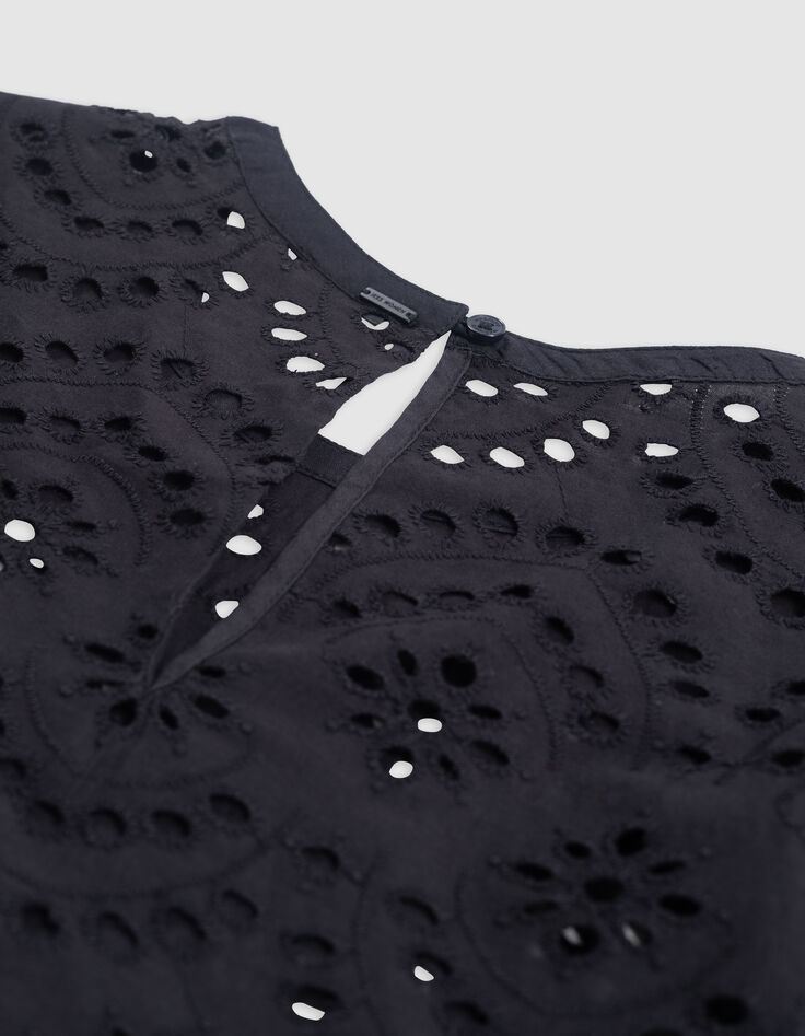 Blusa negra de mujer con broderie anglaise-3