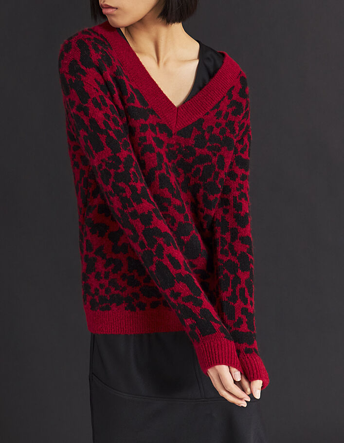 Pull col V rouge et noir en jacquard motif léopard femme