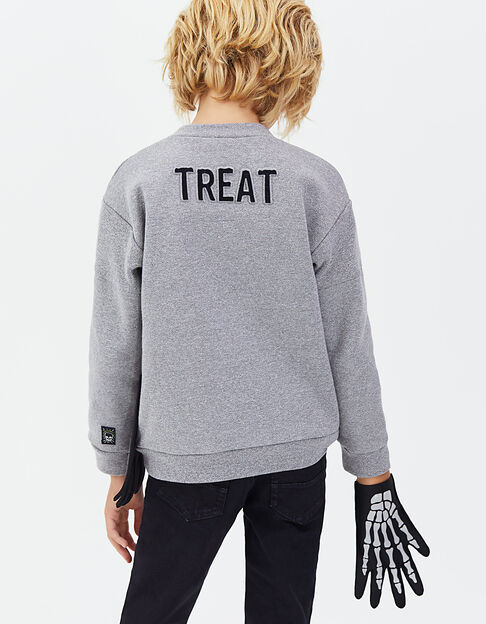 Grijze Trick or Treat sweater en Halloween handschoenen