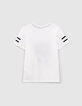 Weißes Jungen-T-Shirt mit Totenkopf, Radio und Sneakers-3