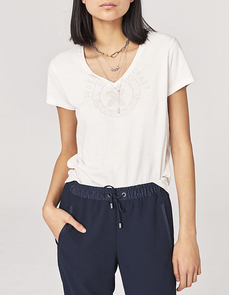 Camiseta cuello V cruda insignia mujer-1
