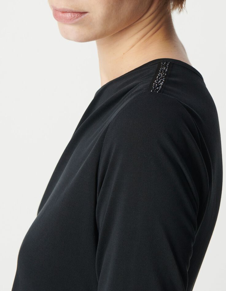 Vestido de noche negro de mujer con fruncido lateral y hombros de pedrer&iacute;a-5