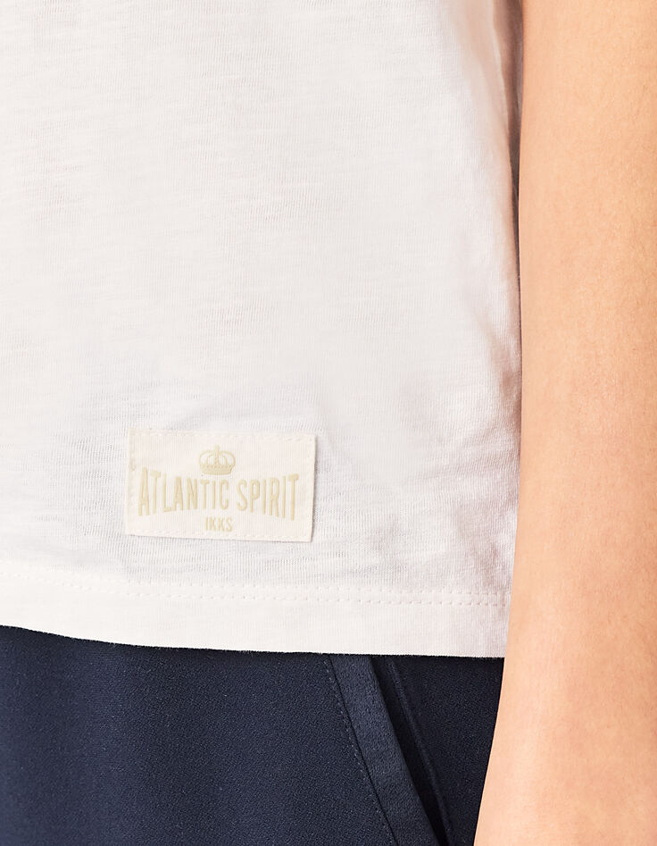 Camiseta cuello V cruda insignia mujer-5