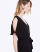 Robe noire cintrée en broderie anglaise détails bijoux-5