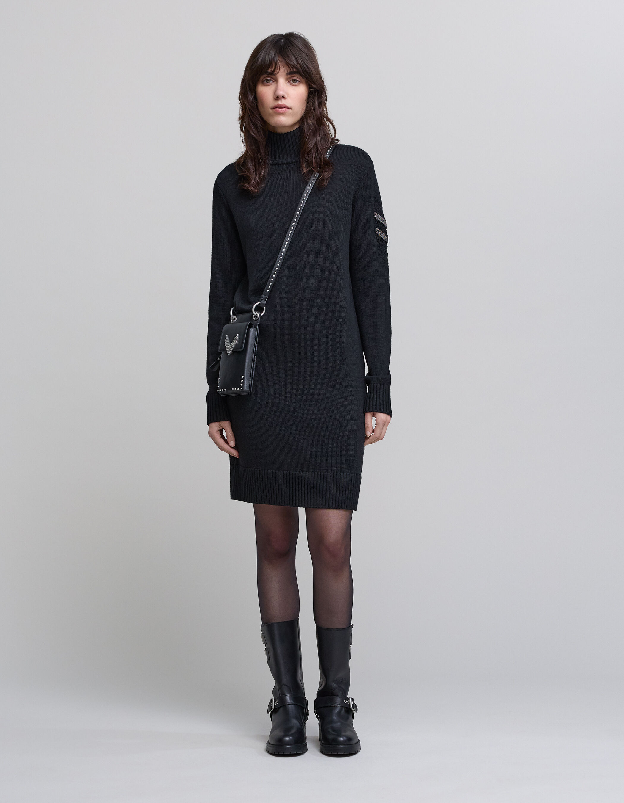 Robe noire maille tricot col cheminee details bijoux epaule IKKS
