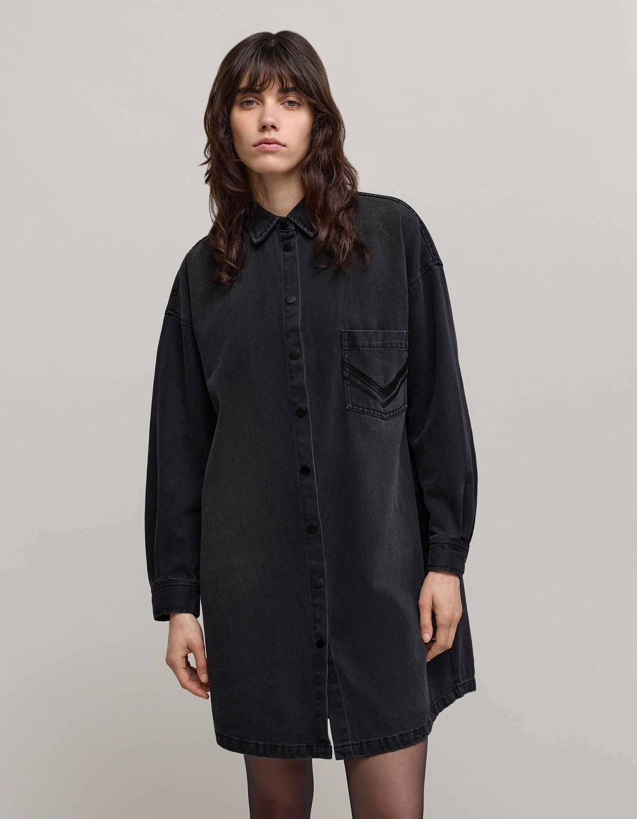 Robe chemise en jean noire brodee chevrons print dos Femme IKKS