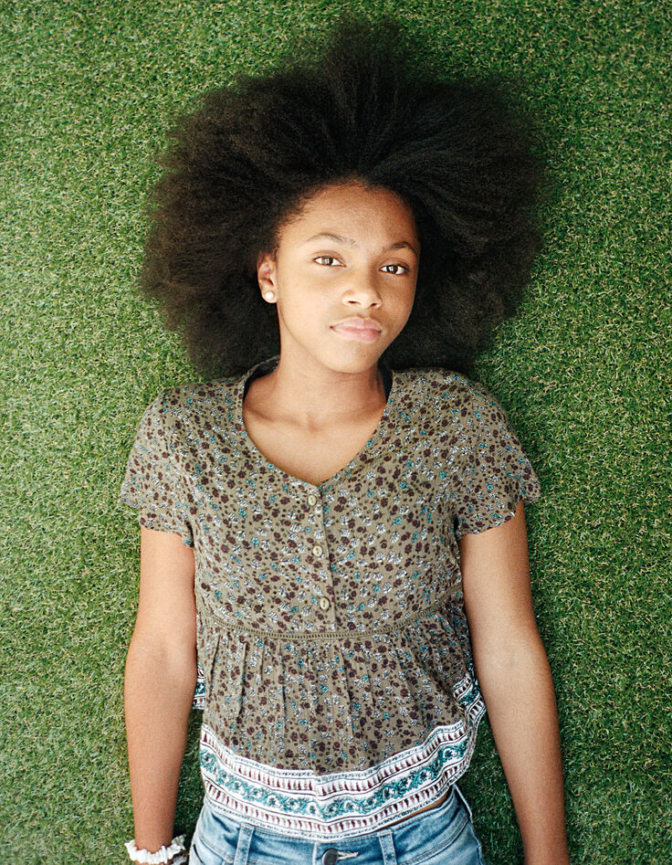 Khakifarbene M&auml;dchenbluse mit Blumenprint -1