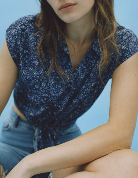 Top azul marino flores azules lazos delante mujer
