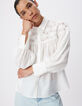 Camisa fluida blanca de mujer con detalles florales-5