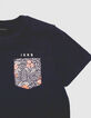 T-shirt marine poche à motif garçon-3