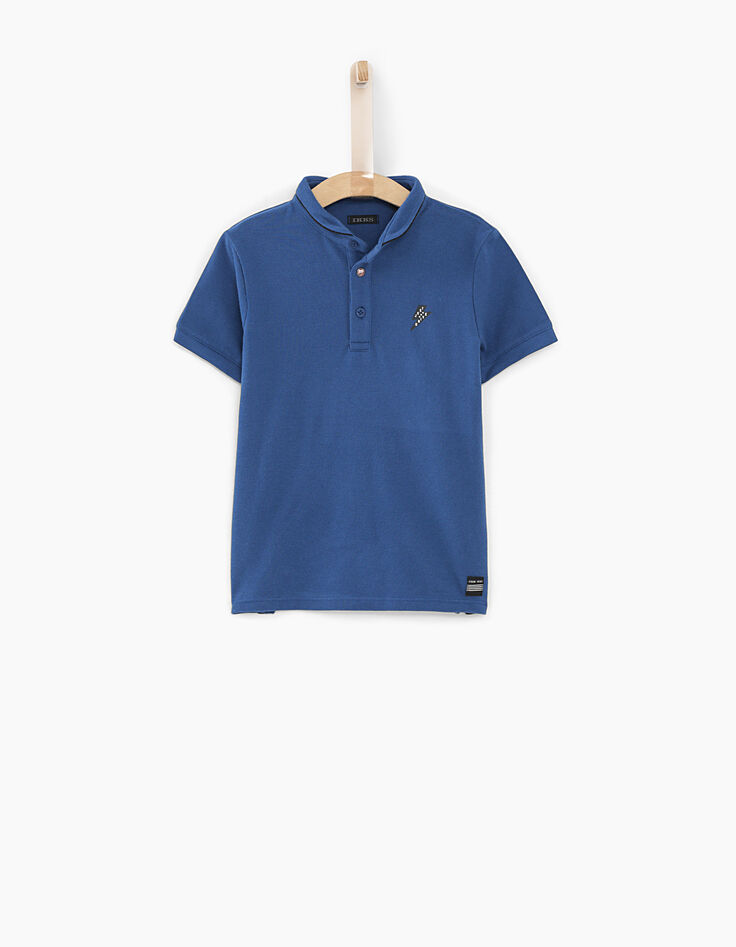 Polo azul oscuro print bandera detrás niño -1