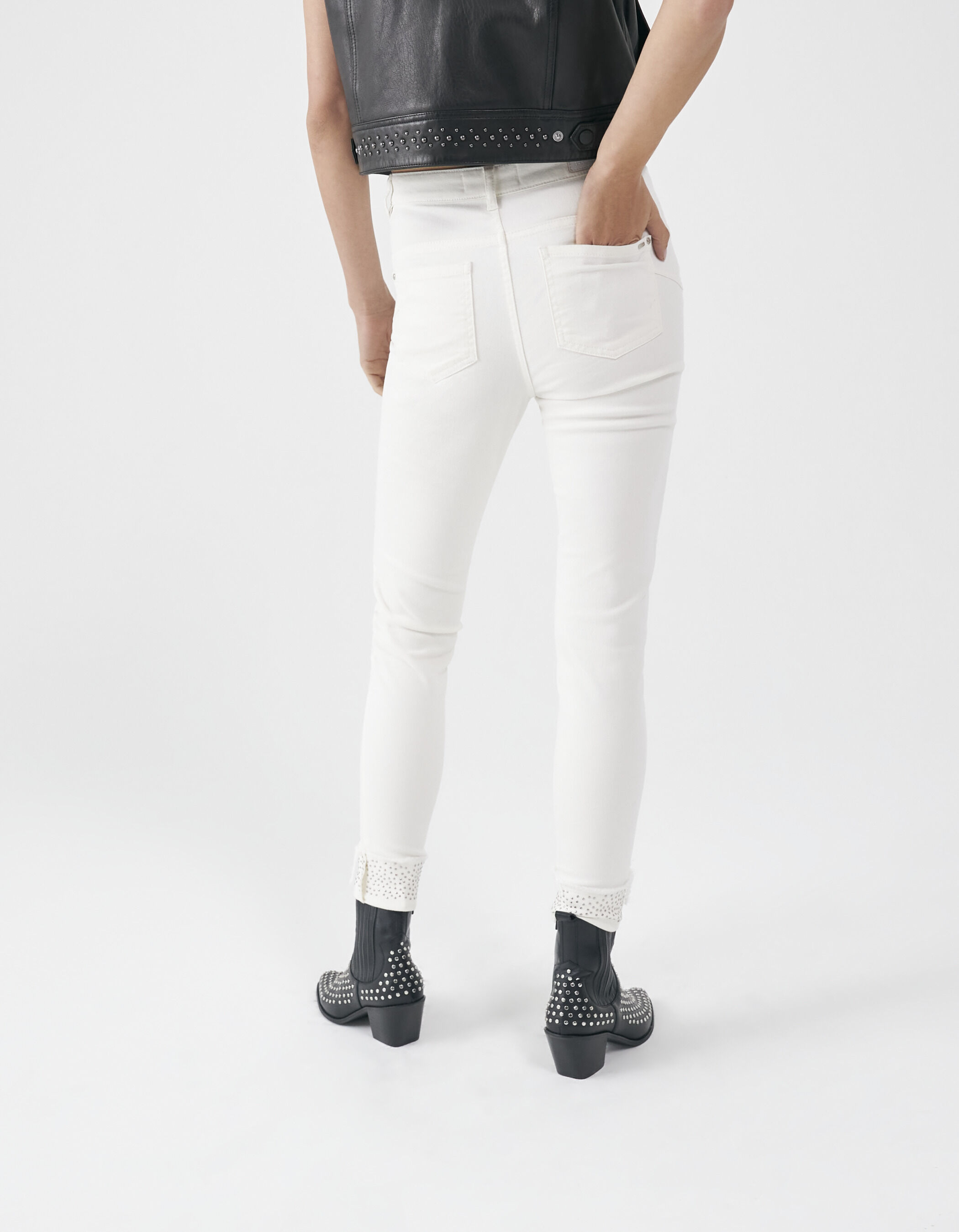 Vaqueros blancos slim sculpt up tiro alto tachuelas mujer
