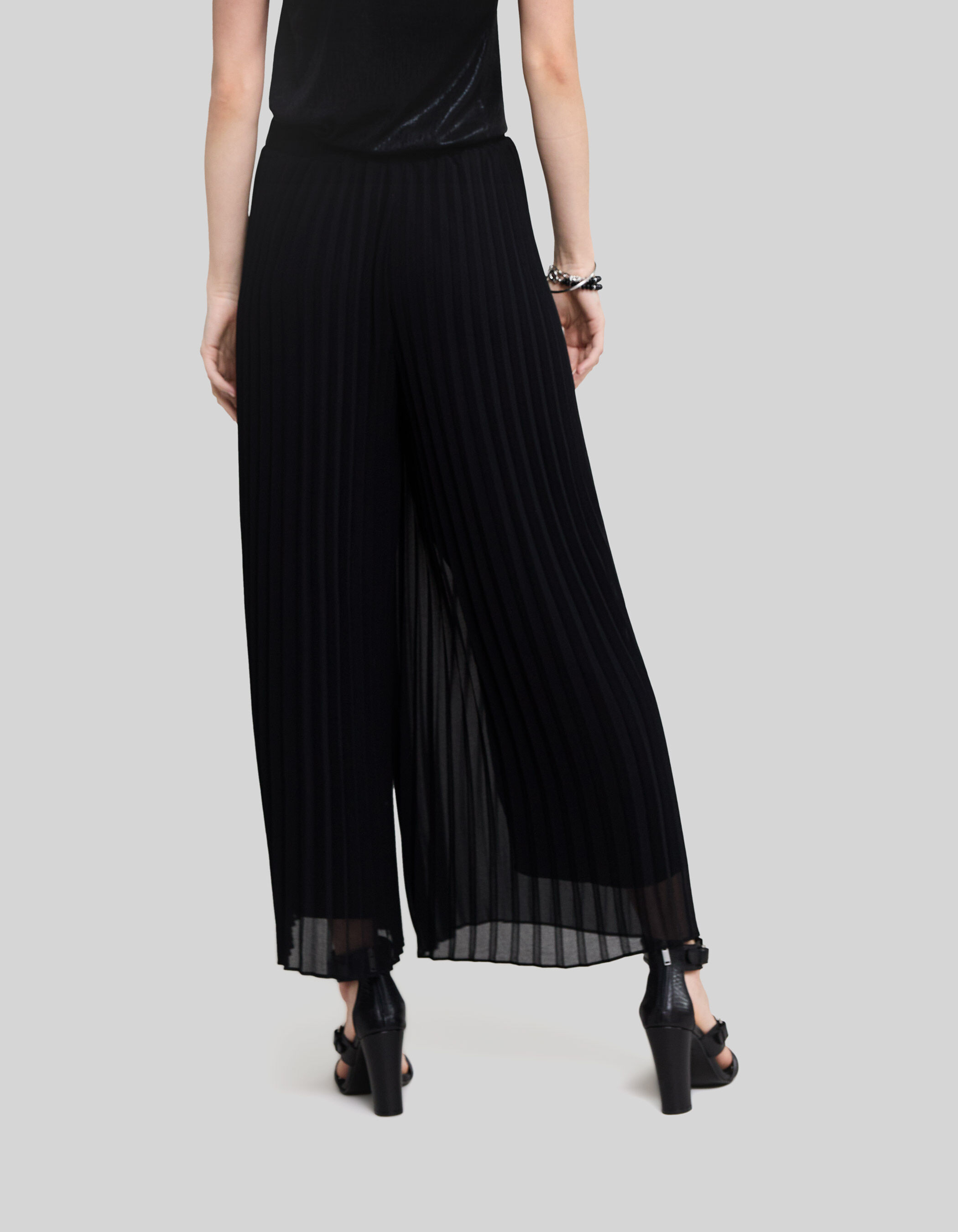 Pantalon negro plisado online