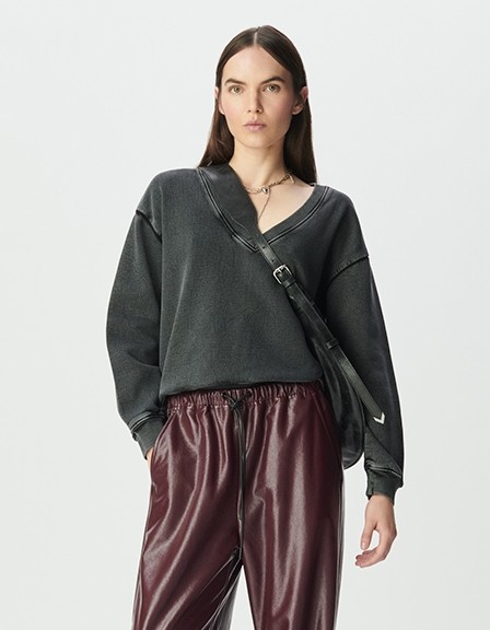 Bolso semiluna negro cuero brillante Allane