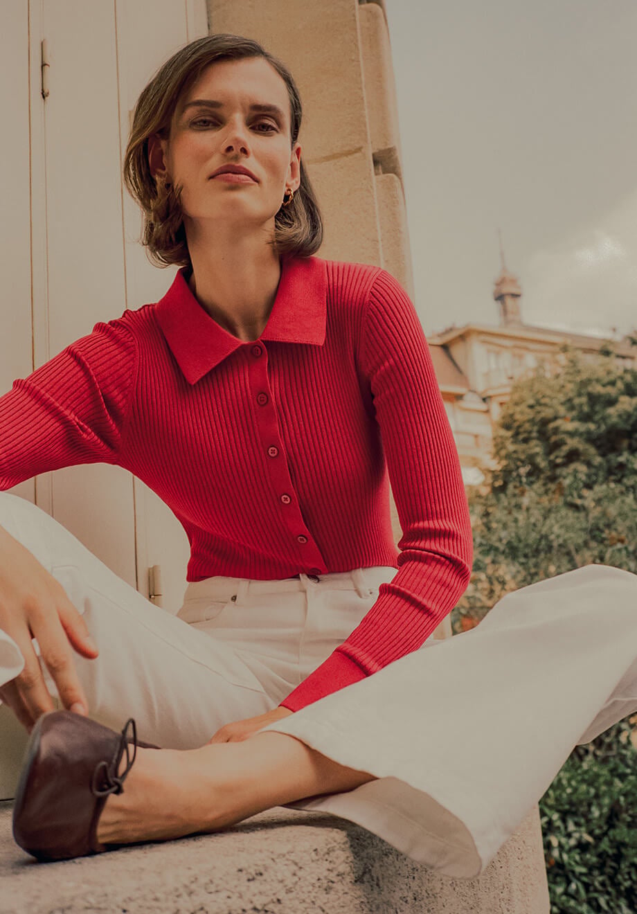 Rood geribbeld vest met knopen en polo-hals