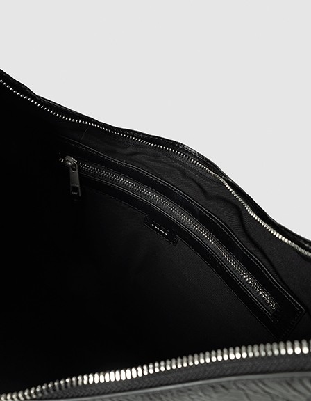 Bolso semiluna negro cuero brillante Allane