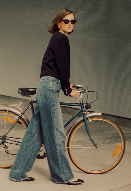 Indigo-blauwe jeans met wijde pijpen