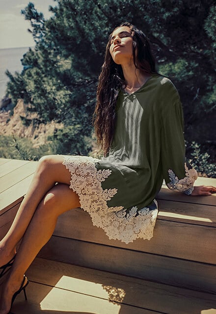 Vestido de rayas caqui holgado con puntilla