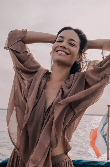Blouse fluide beige large volant Femme