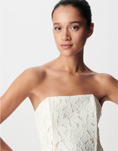 Weißes Spitzenkleid ohne Träger