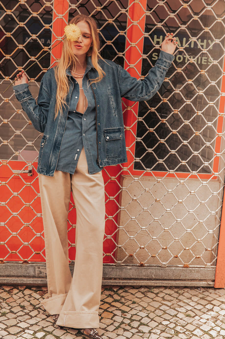 Chaqueta vaquera azul con cuello crudo