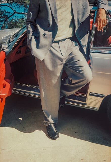 Pantalón de traje gris con pliegues