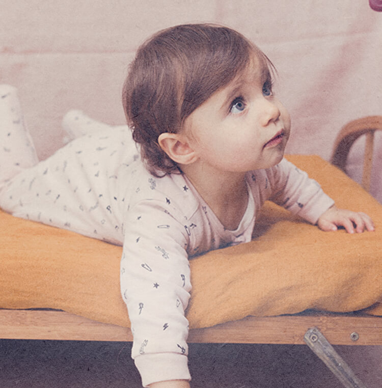 Bébé en body dans un lit