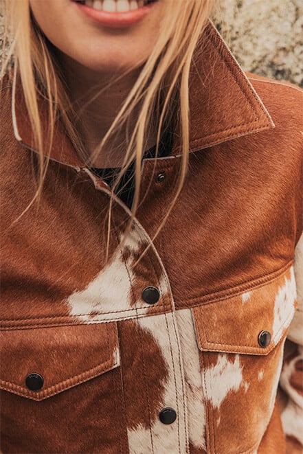 Chaqueta de cuero marrón con estampado de vaca