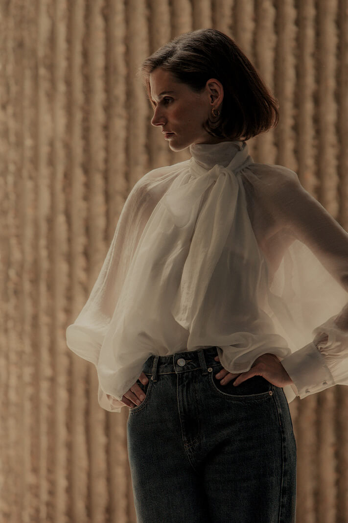 Witte damesblouse met lavallière-kraag