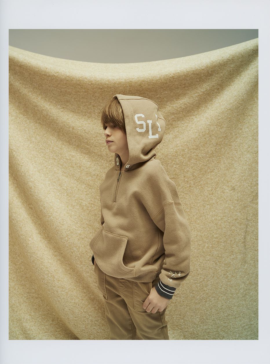 Sandfarbenes Jungen-Kapuzen-Sweatshirt mit Reißverschluss am Kragen