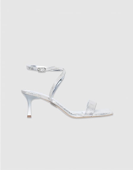 Sandalen mit goldenem Lederabsatz