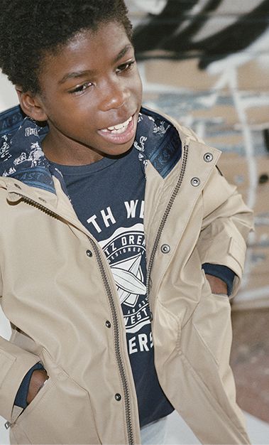 Ecrufarbener Jungen-Regenanorak mit Kapuze, recyceltes Material
