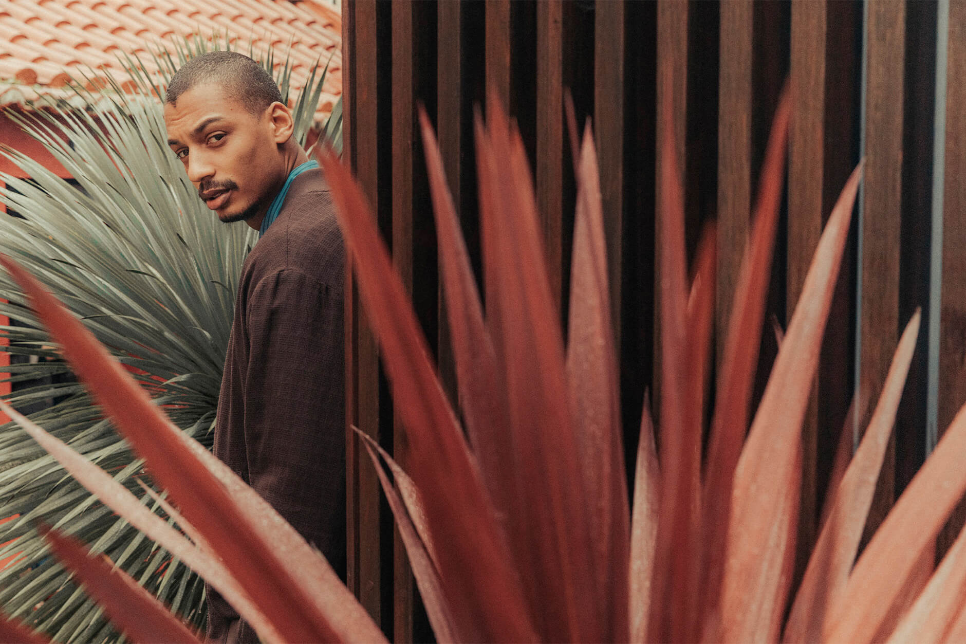 Chaqueta bomber marrón con tejido texturizado