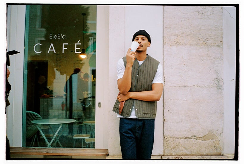 Chaleco sin mangas acolchado de color caqui