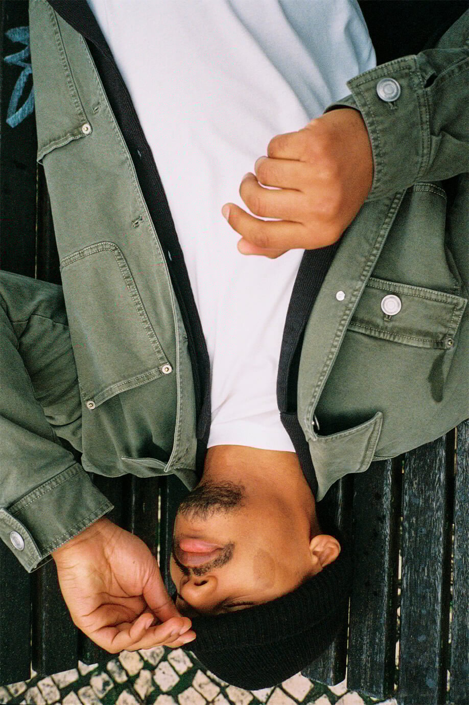 Chaqueta safari caqui con múltiples bolsillos