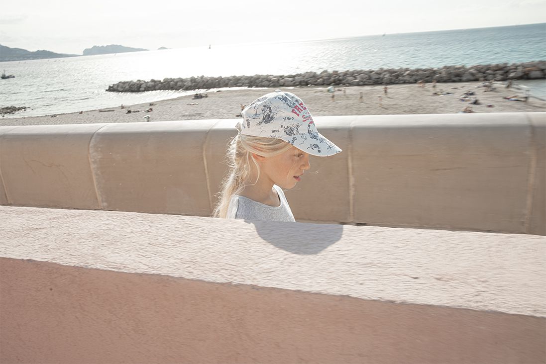 Weißes Cap mit marineblauem Toile-de-Jouy-Print Kid Girl
