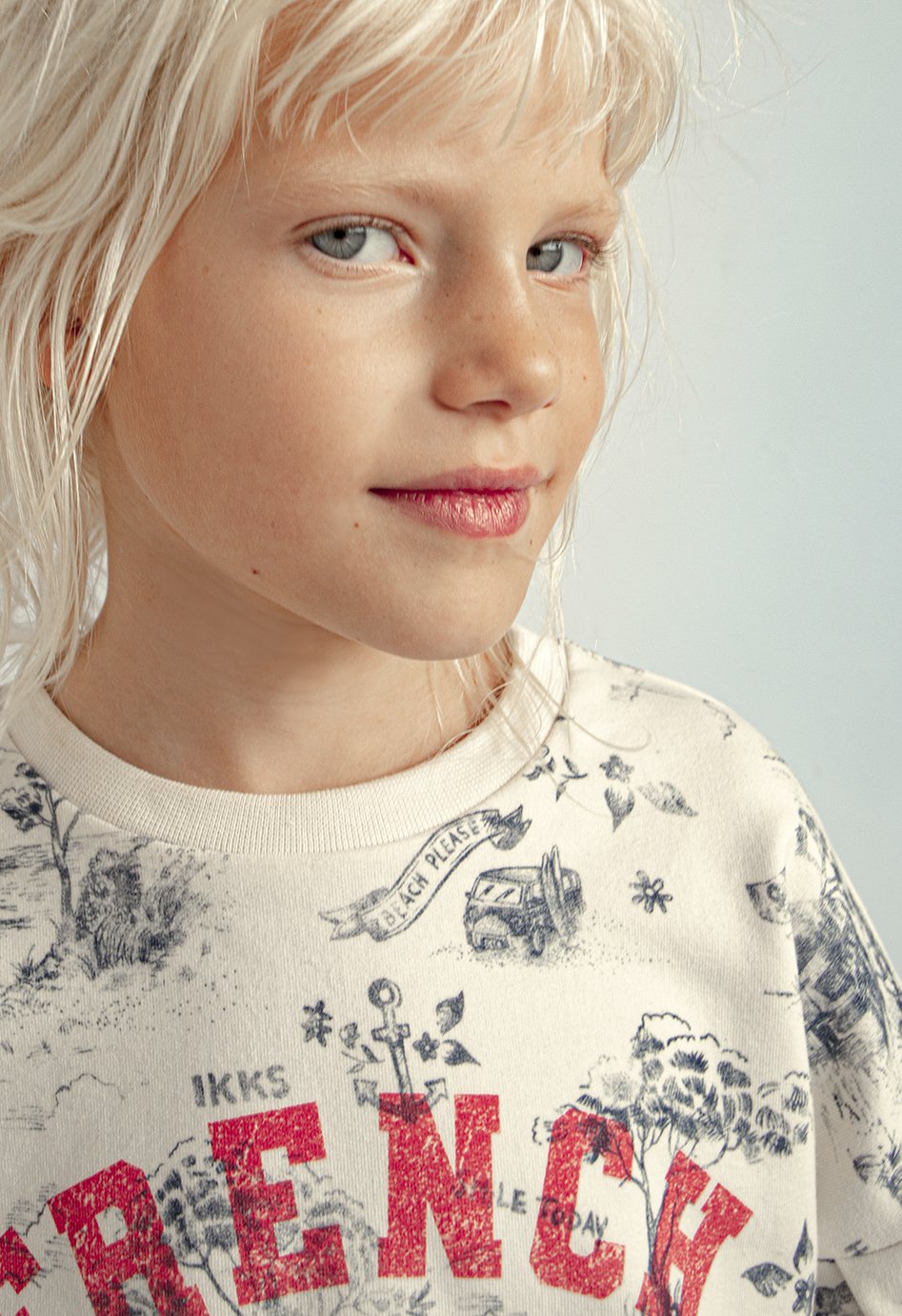 Weißes Sweatshirt mit marineblauem Toile-de-Jouy-Print und Schriftzug