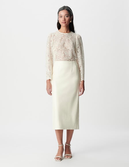 Langer weißer Rock im Rock-Stil