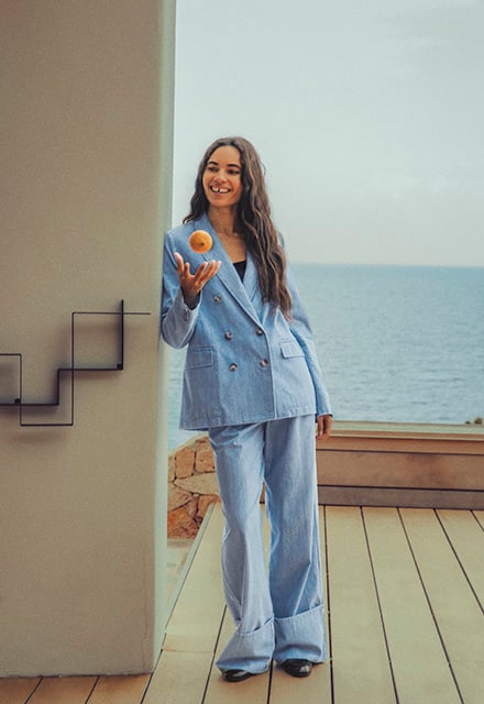 Traje pantalón azul de algodón orgánico con solapas anchas