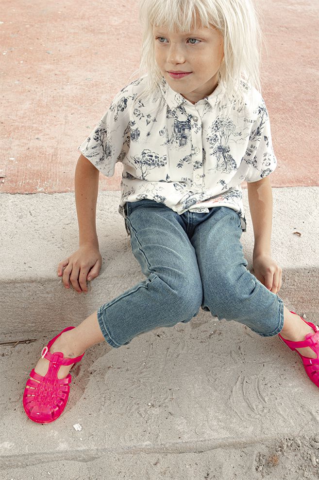 Weißes Kurzarmhemd mit marineblauem Toile-de-Jouy-Print Kid Girl