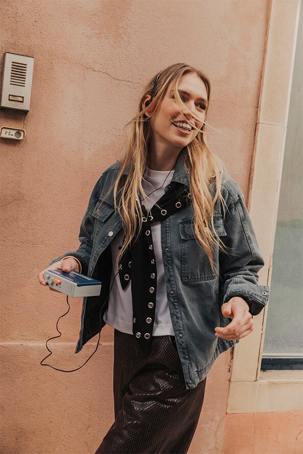 Bufanda negra con ojales